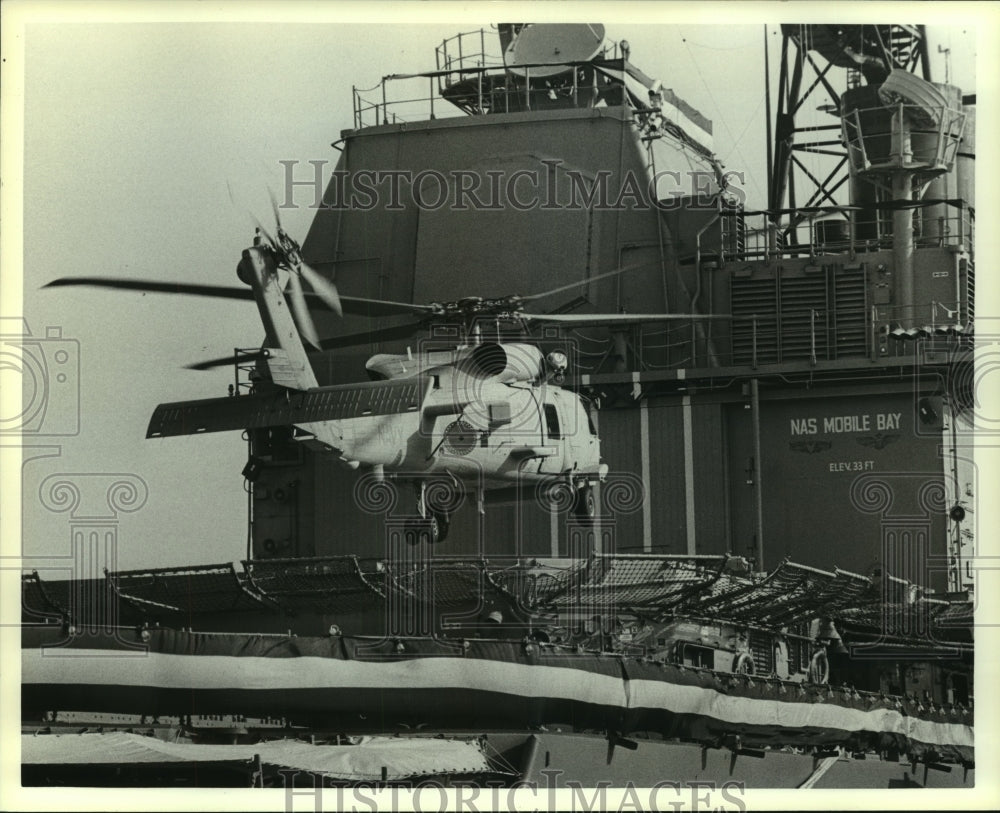 1987 Press Photo Helicopter lands on USS Mobile Bay in Alabama - Historic Images