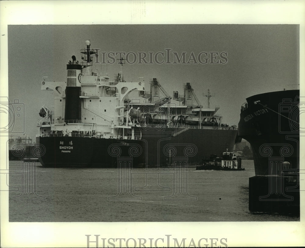 1990 Press Photo Shoyoh Ship at Scott Port Guided by Tug Boat, Alabama- Historic Images