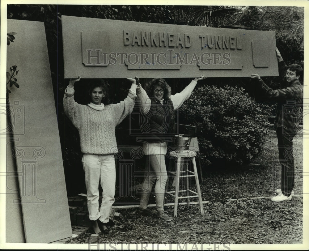 1989 Press Photo Group holding Bankhead Tunnel sign, Alabama - amra05512- Historic Images