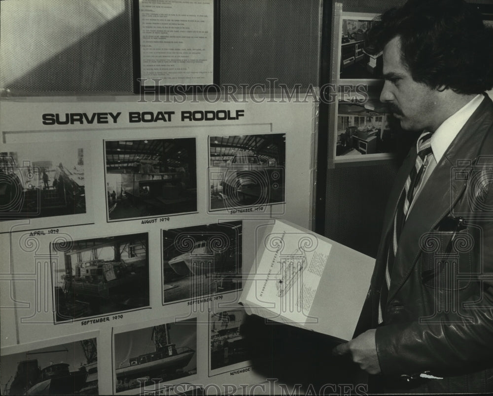 1985 Press Photo Man looking at Survey Boat Rodolf timeline display, Alabama- Historic Images