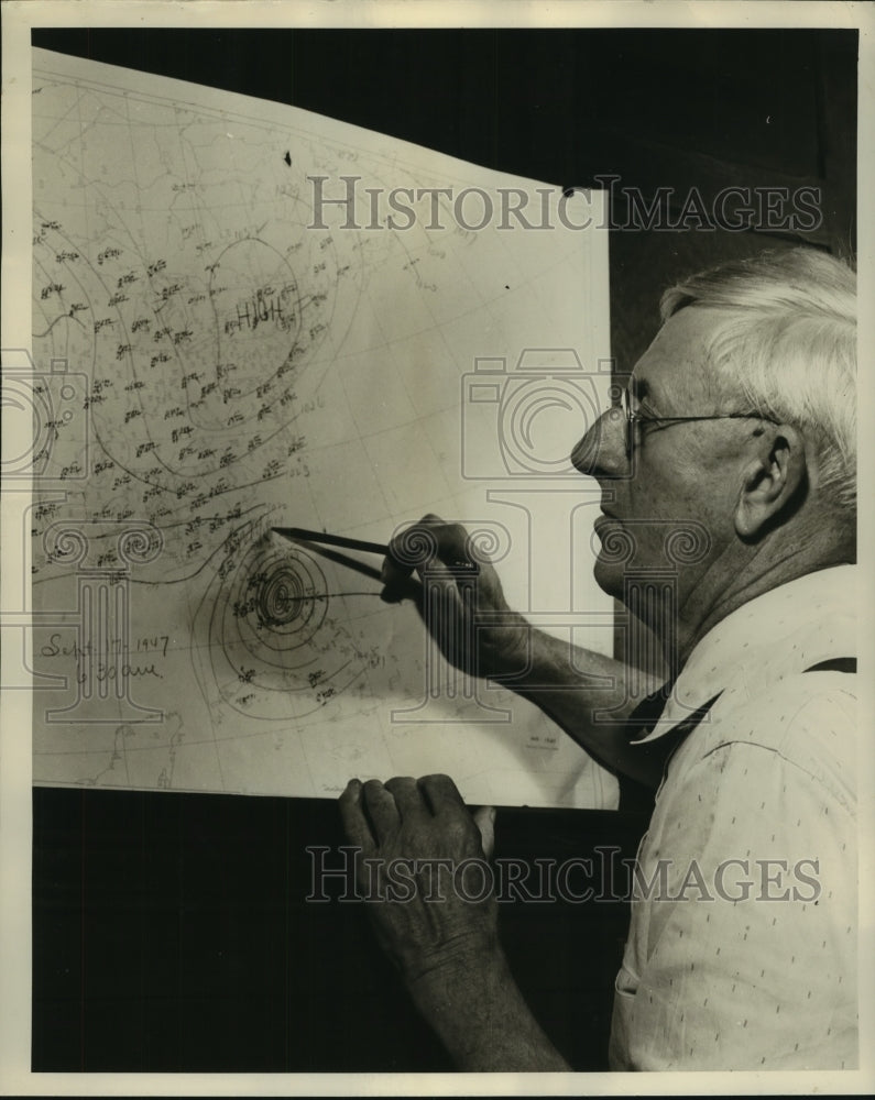 1947 Press Photo Frank T. Cole maps weather in Mobile, Alabama - Historic Images