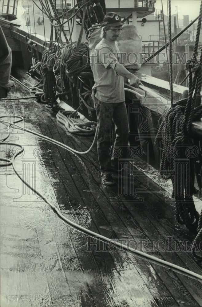 1987 Press Photo H.M.S. Bounty crew cleaning the ships deck, Alabama- Historic Images