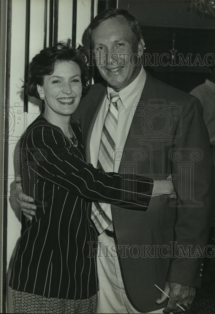 1989 Press Photo Carrie Powell and Pat Dye, Auburn University Athletic Director- Historic Images