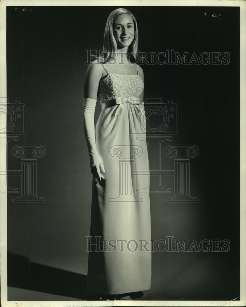 1966 Press Photo Diane Wilkins at Americaâ€™s Junior Miss contest- Historic Images