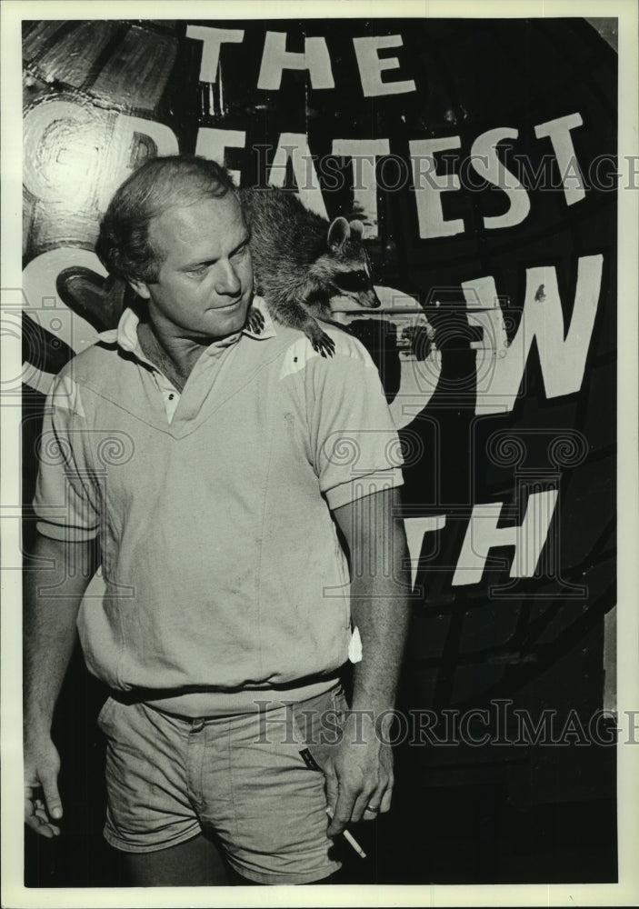 1984 Press Photo Raccoon on manÃ¢â‚¬s shoulders at circus in Alabama - amra05895- Historic Images