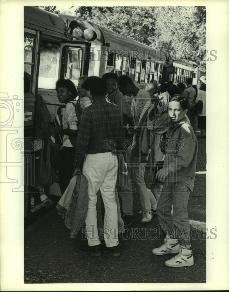 1987 Press Photo Students line up to enter school buses in Alabama - Historic Images