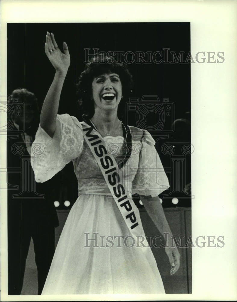 1982 Press Photo Susan Hammett crowned Americaâ€™s Junior Miss in Alabama - Historic Images