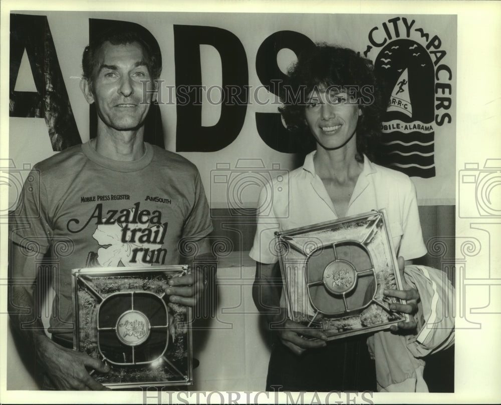 1982 Press Photo Winners of Azalea Trail Run hold trophies in Alabama - Historic Images