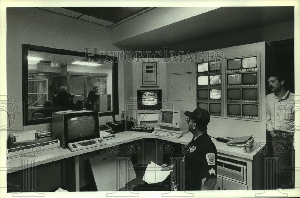 1986 Press Photo Security Officer Ron Rutherford at new Mobile Airport, Alabama- Historic Images