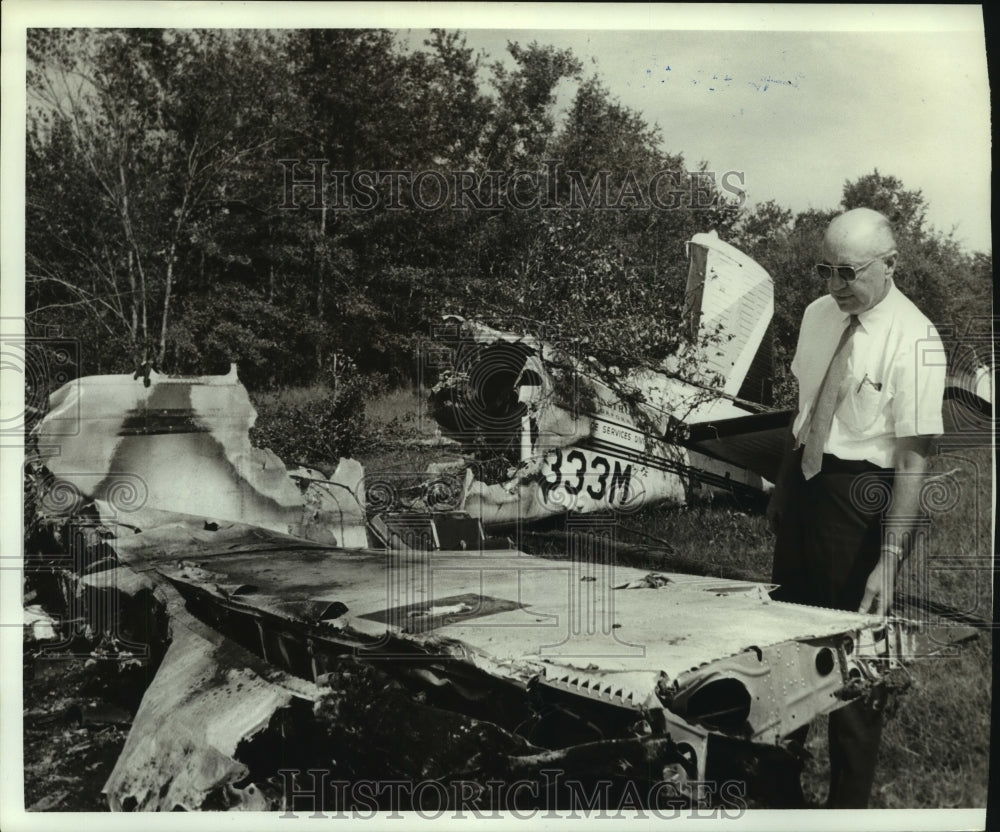 1969 Press Photo Man inspecting private plane crash at Bates Field, Alabama- Historic Images