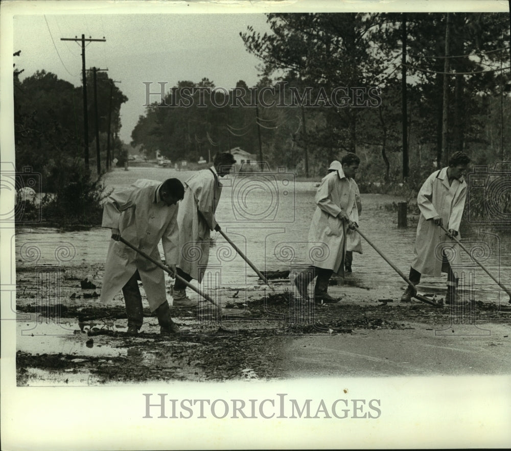 1965 Press Photo Work crew cleaning up Hurricane Betsy damage, Alabama- Historic Images