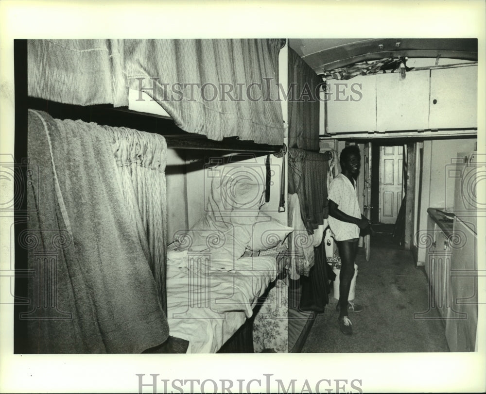 1984 Press Photo Circus worker Reginald Carter in train car in Alabama- Historic Images