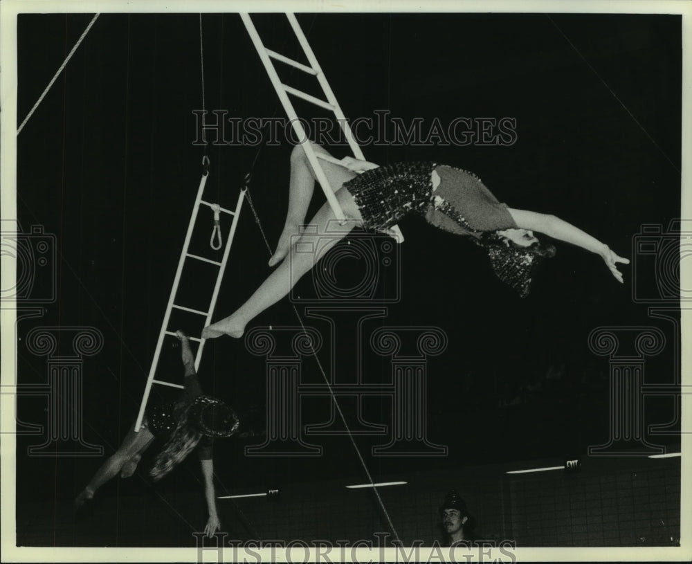 1985 Press Photo Acrobat performs at circus in Alabama - amra06548- Historic Images