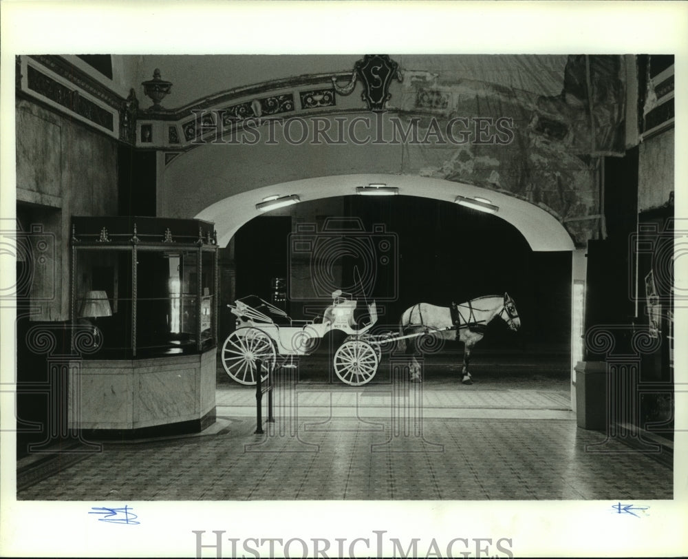 1990 Press Photo Horse-drawn carriage on display at Saenger Theatre in Alabama - Historic Images