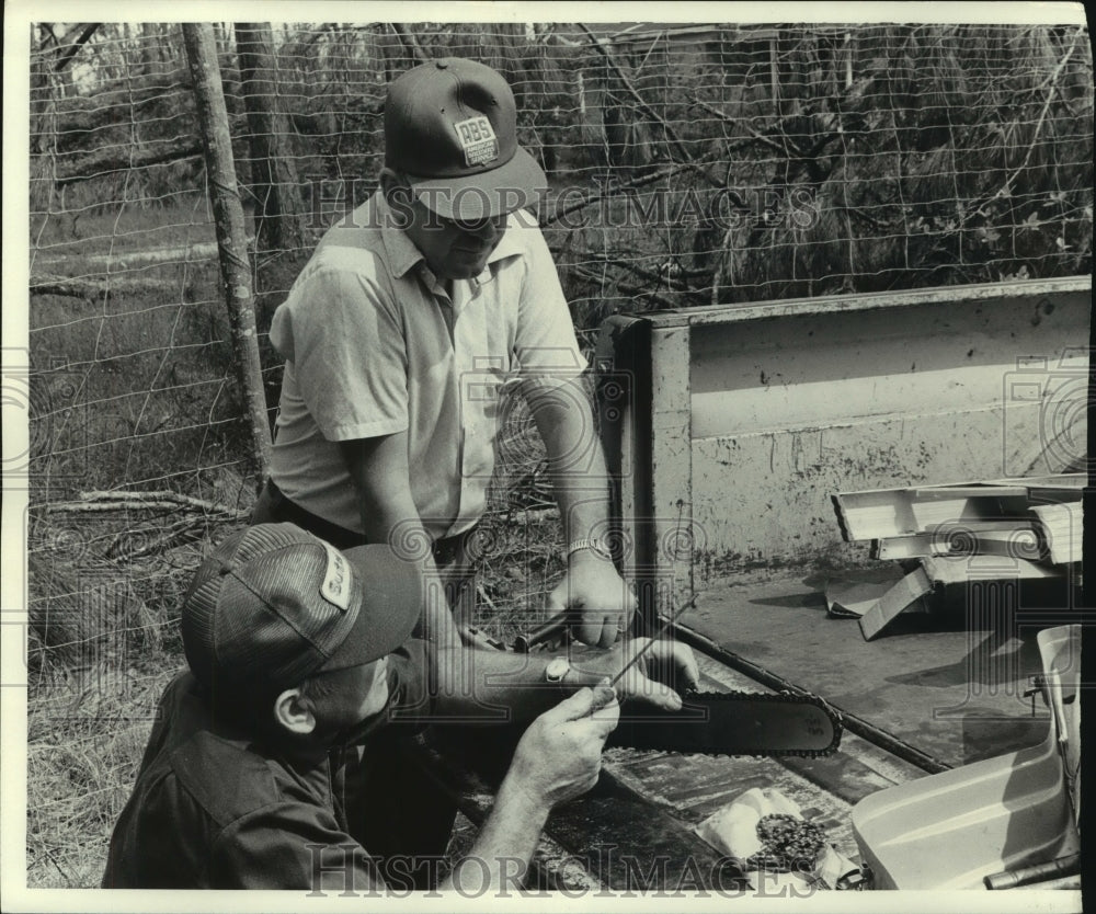 1979 Press Photo Voluneers adjust saw at Church of the Brethren in Alabama - Historic Images