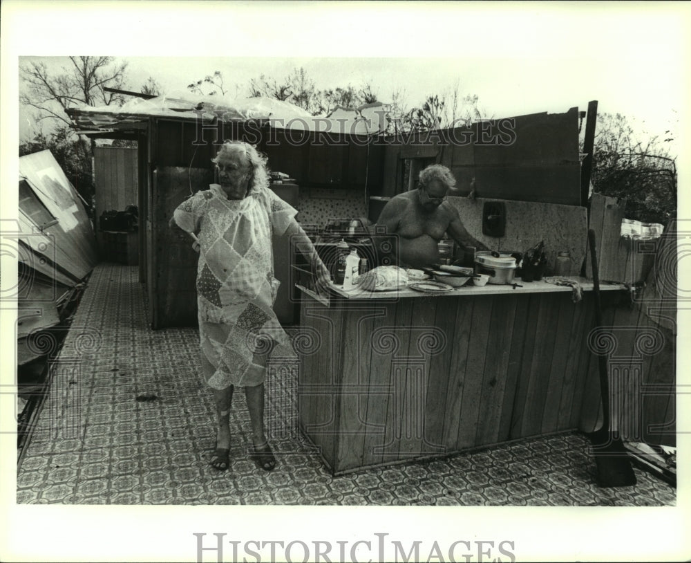 1979 Press Photo The Browns in Their Home Damaged by Hurricane Frederic, Alabama- Historic Images