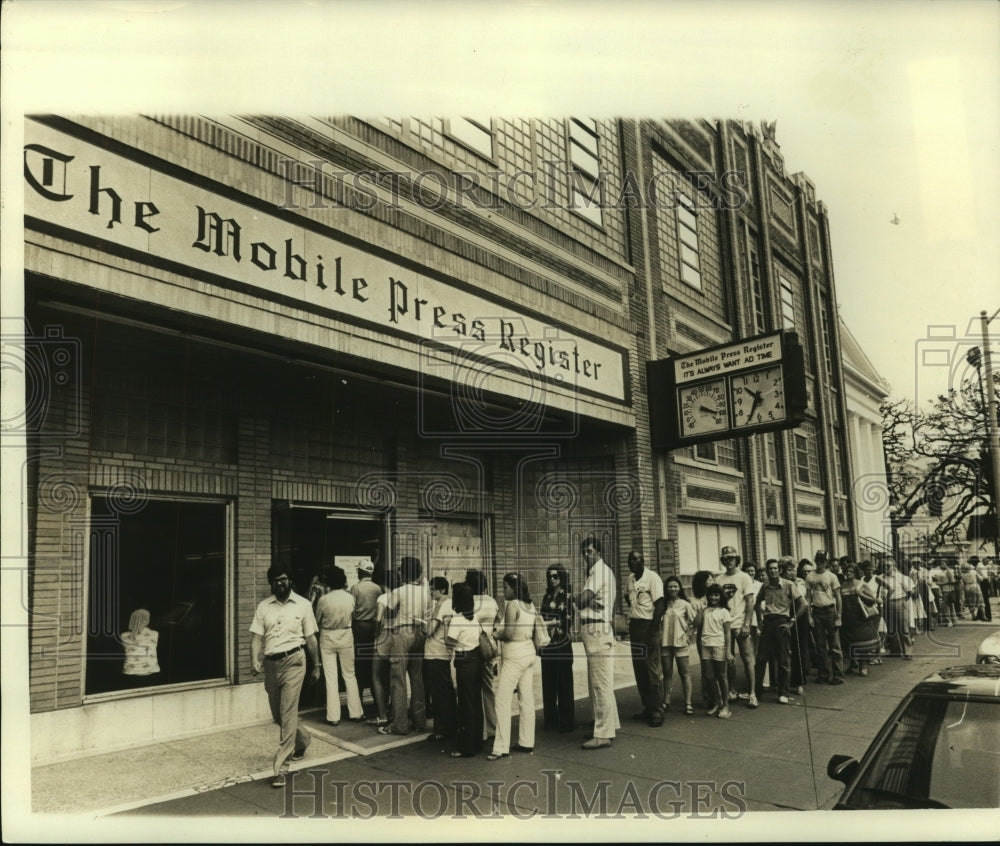 1979 Press Photo Line at The Mobile Press Register for Hurricane Frederic papers- Historic Images