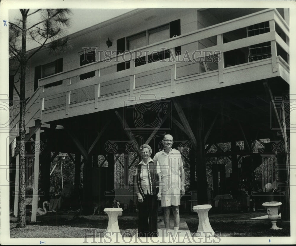 1980 Press Photo Mr. &amp; Mrs George Coden a year after Hurricane Frederic, Alabama- Historic Images