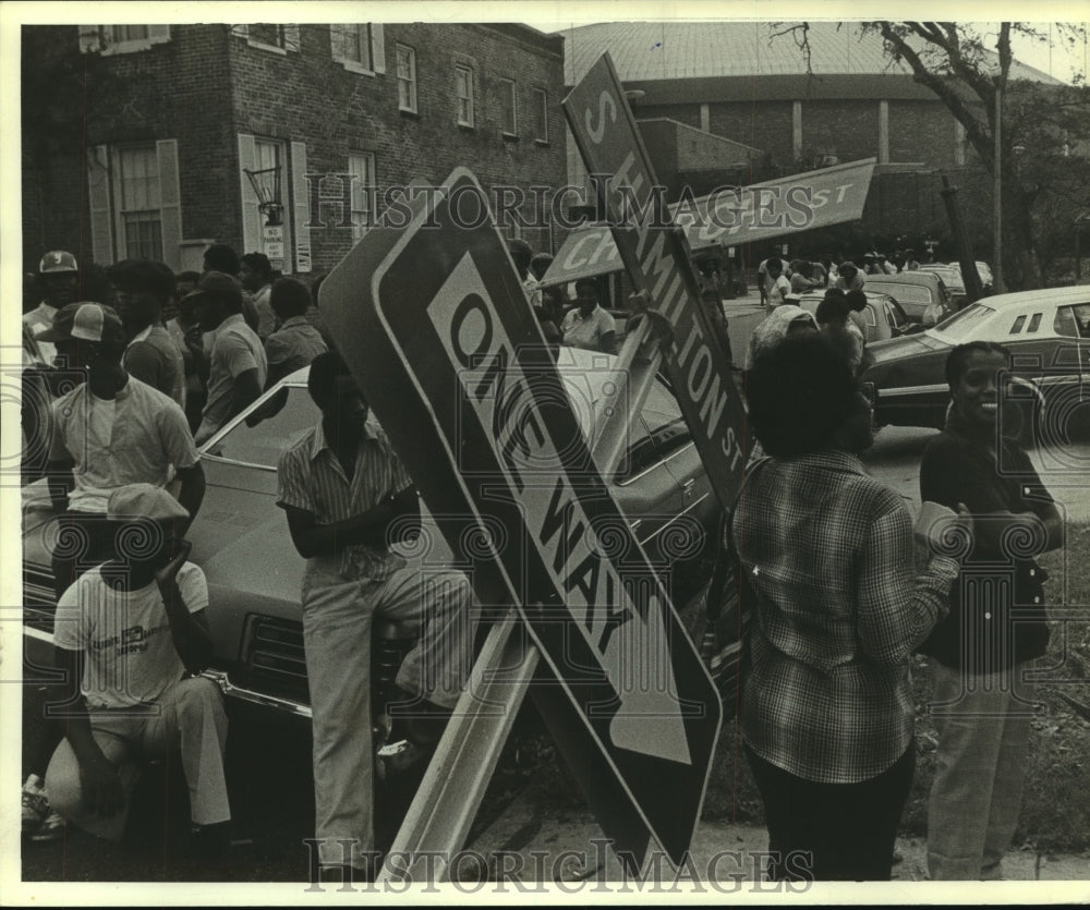 1979 Press Photo Line at Alabama State Employment Ctr. after Hurricane Frederic- Historic Images