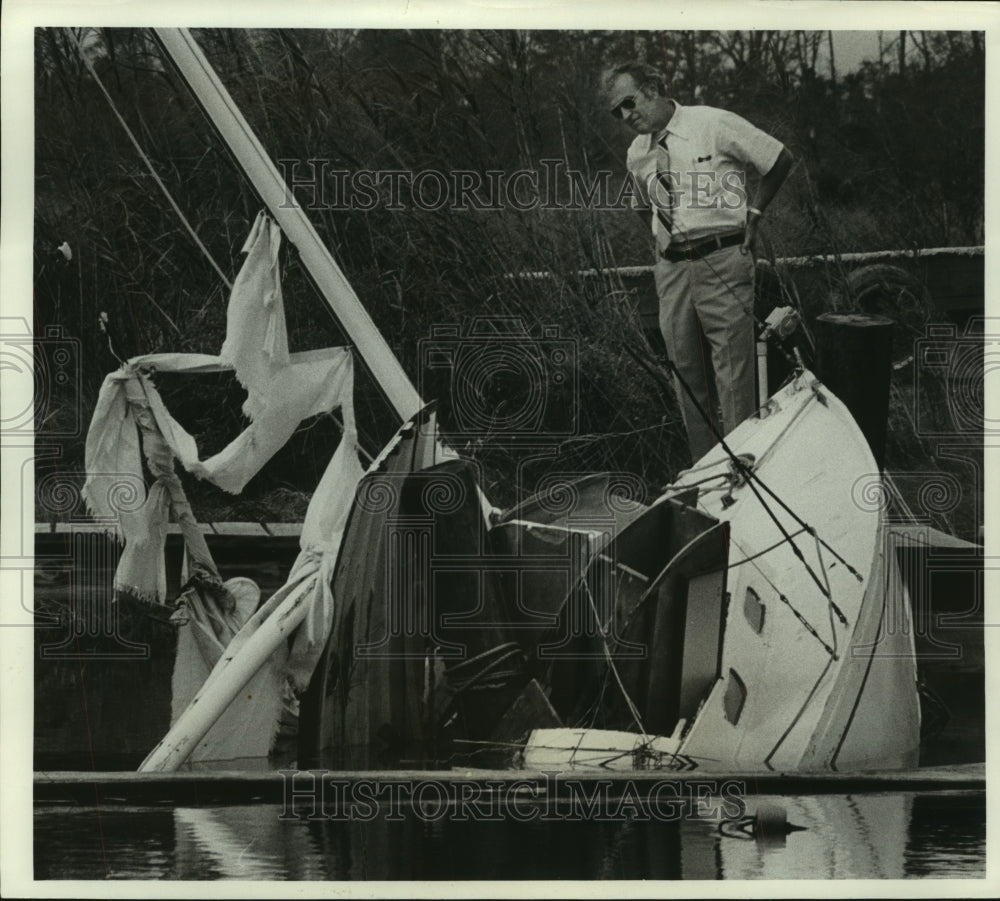 1979 Press Photo Ed Jones views Hurricane Frederic damaged boat in Alabama - Historic Images