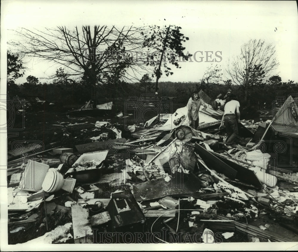 Press Photo Storm destruction at Old Pascagoula Road trailer park in Alabama