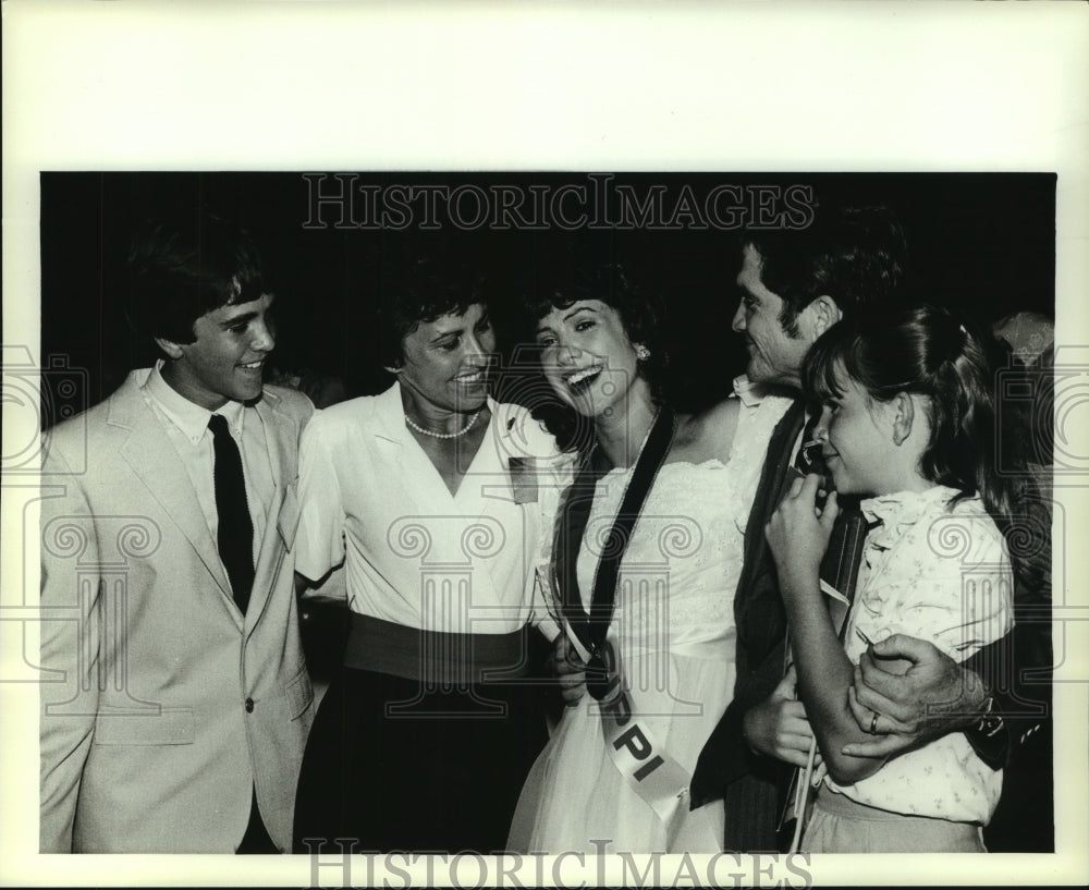 1982 Press Photo Susan Hammett and family, Alabama- Historic Images