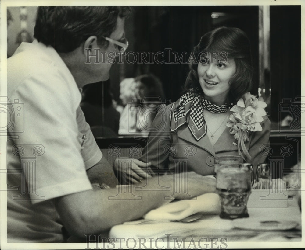 1976 Press Photo Lenne Jo Hallgren &amp; Buddy Larten at dinner, Alabama- Historic Images