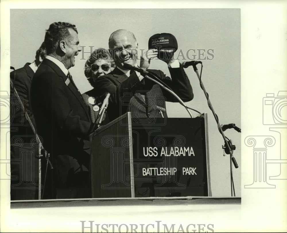 1984 Press Photo Astronaut John Glenn at USS Alabama Battleship Park, Mobile- Historic Images