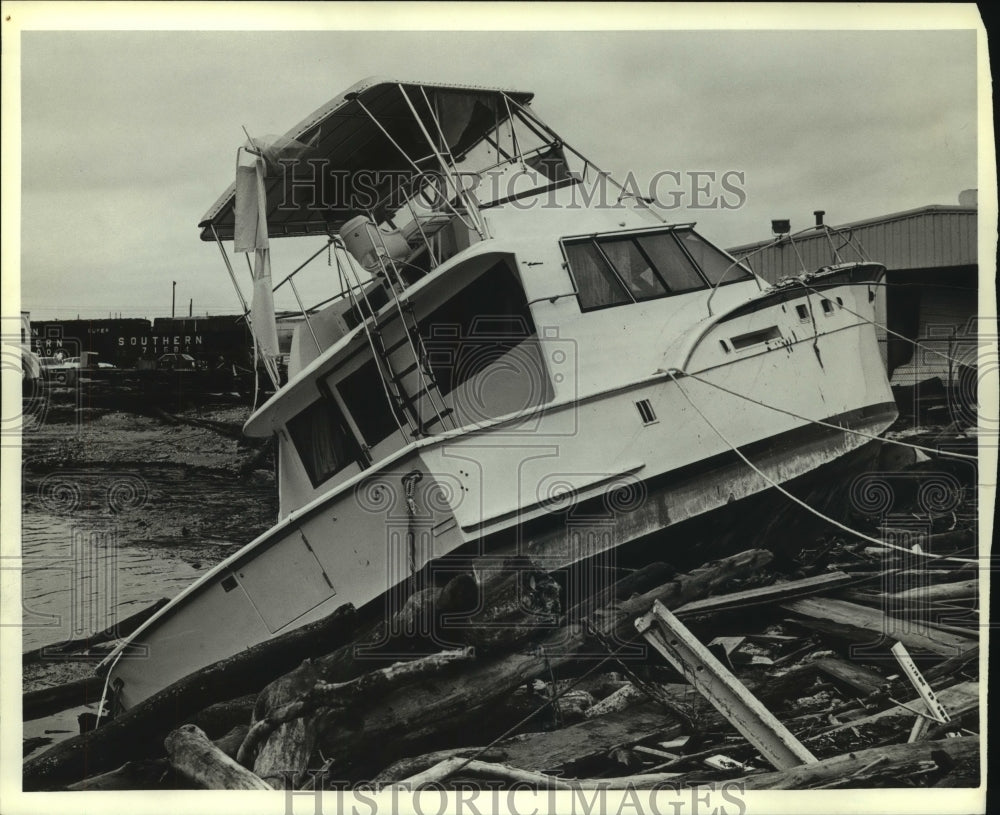 1979 Press Photo Storm damaged boat at Geoil Docks, Alabama- Historic Images