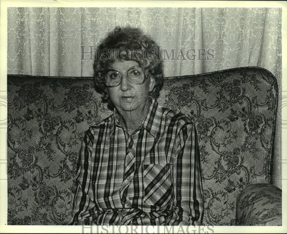 1986 Press Photo Woman sits on sofa in Escatawpa, Alabama - Historic Images