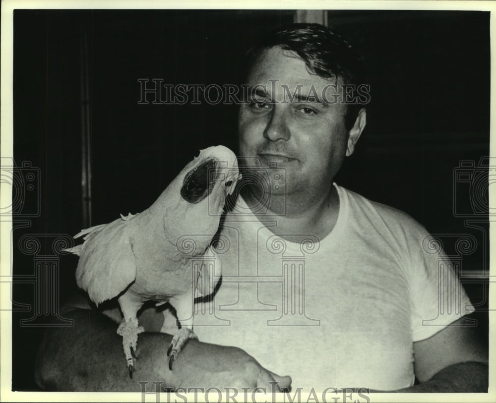 1985 Press Photo Mr. Malone and Macaw at Small Farms, Alabama- Historic Images