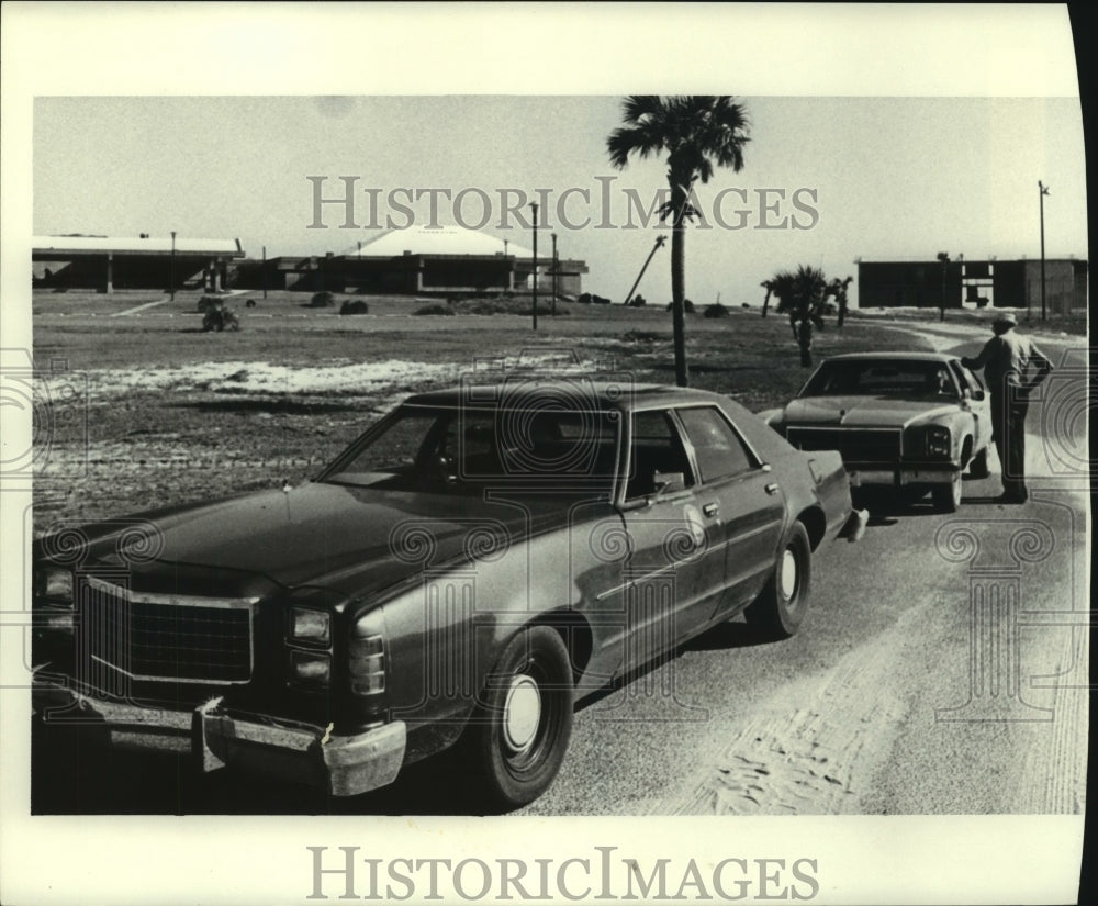 1979 Press Photo W. Harbours views Hurricane Frederic damage in Gulf Shores, Al.- Historic Images