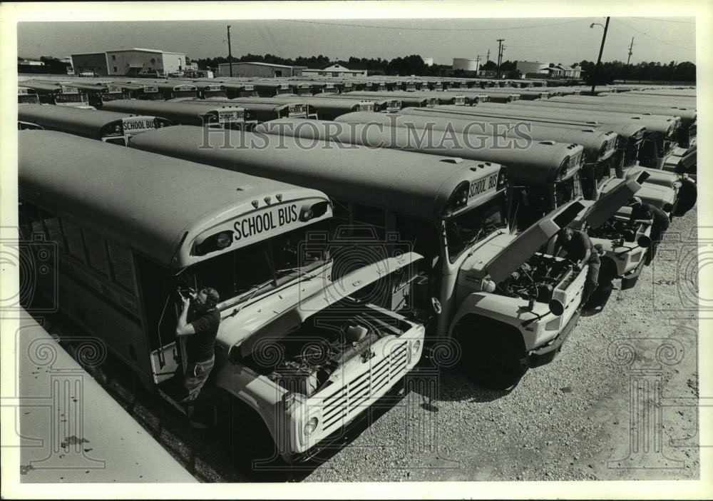 1987 Press Photo School Buses in maintenance yard, Mobile, Alabama- Historic Images