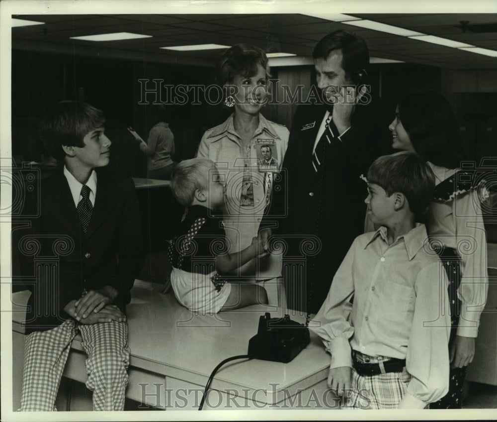 1979 Press Photo H.L. Sonny Callahan and family, Alabama- Historic Images