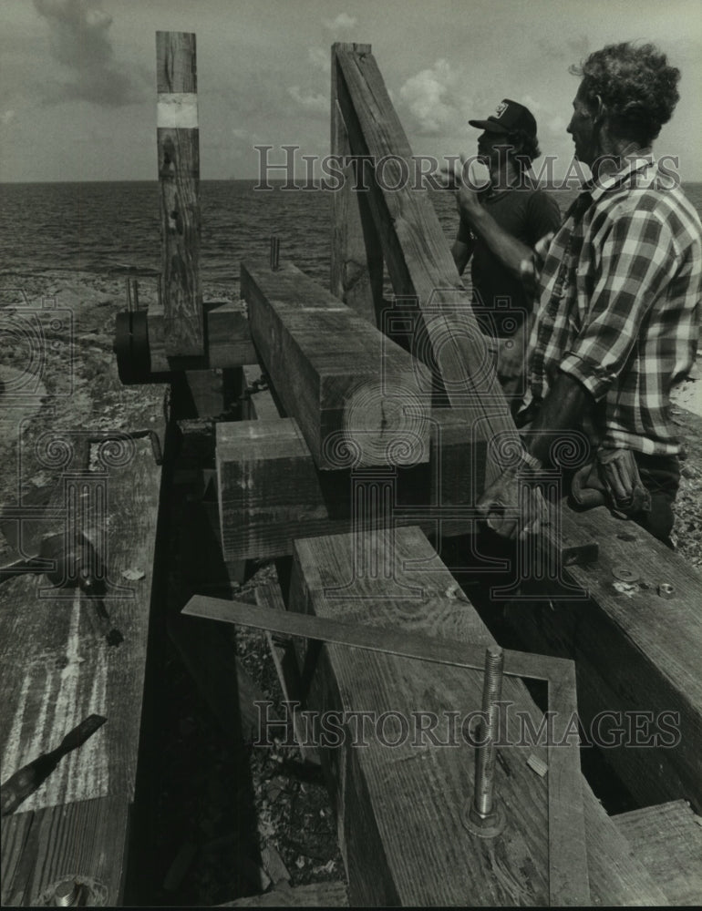 1989 Press Photo Steve &amp; W.M. Clark at Fort Gaines, Dauphin Island, Alabama- Historic Images