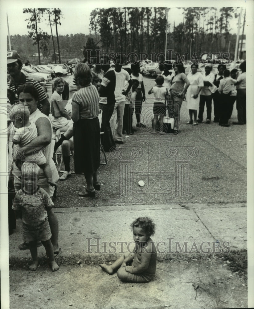 1979 Press Photo People wait in line at Federal Aid Center in Mobile, Alabama - Historic Images