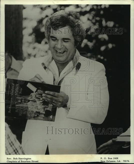 1975 Press Photo Rev. Bob Harrington signs album in Alabama - amra07138- Historic Images