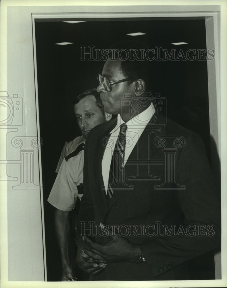 1983 Press Photo Accused suspect Johnny Harris escorted by police in Alabama - Historic Images