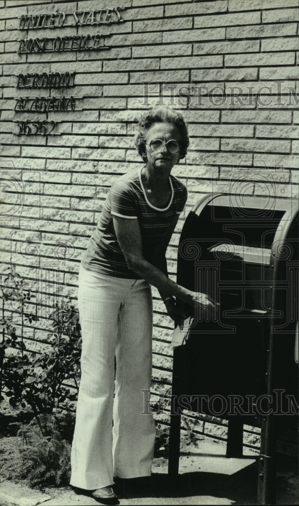 1984 Press Photo Postmistress Bertha Emmons at a mailbox, Perdido, Alabama- Historic Images