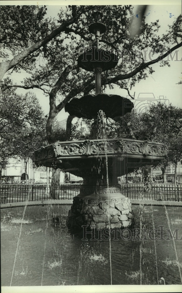 1983 Press Photo A large ornate water fountain, Alabama- Historic Images