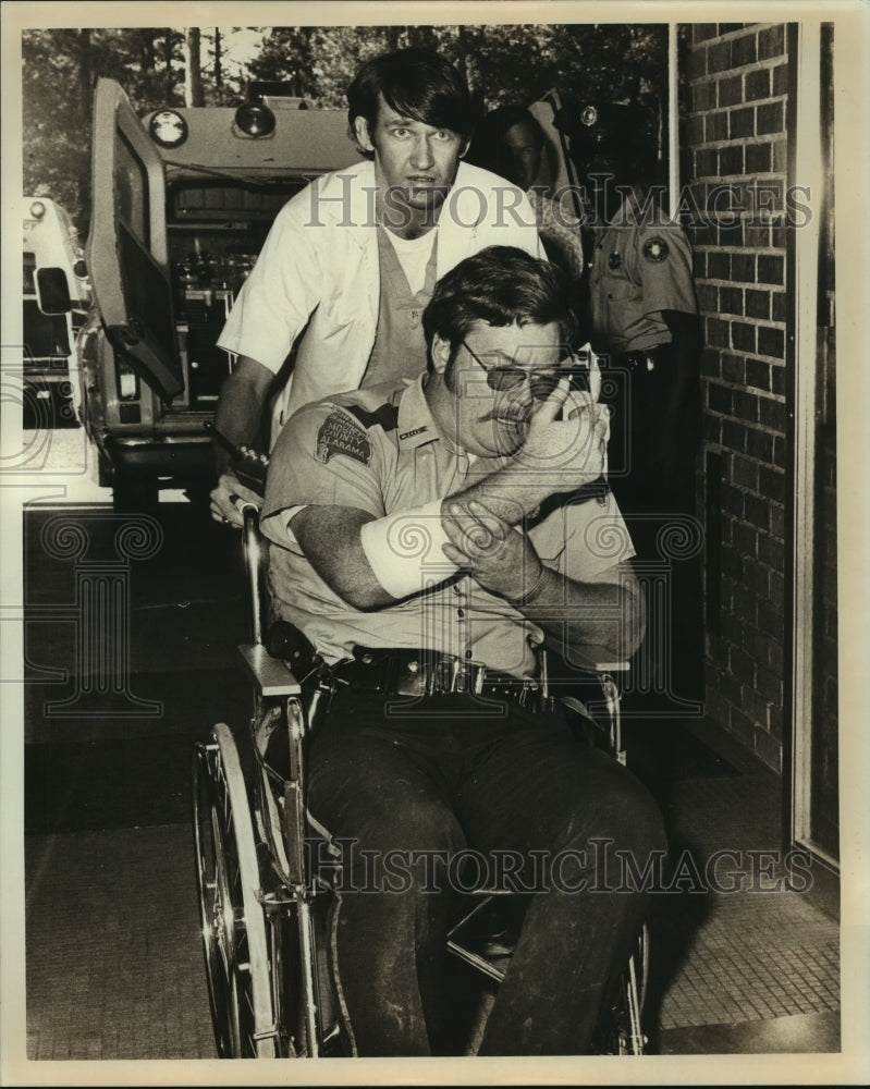 1975 Press Photo Deputy Sam Morgan wounded in ambush receiving care, Alabama- Historic Images