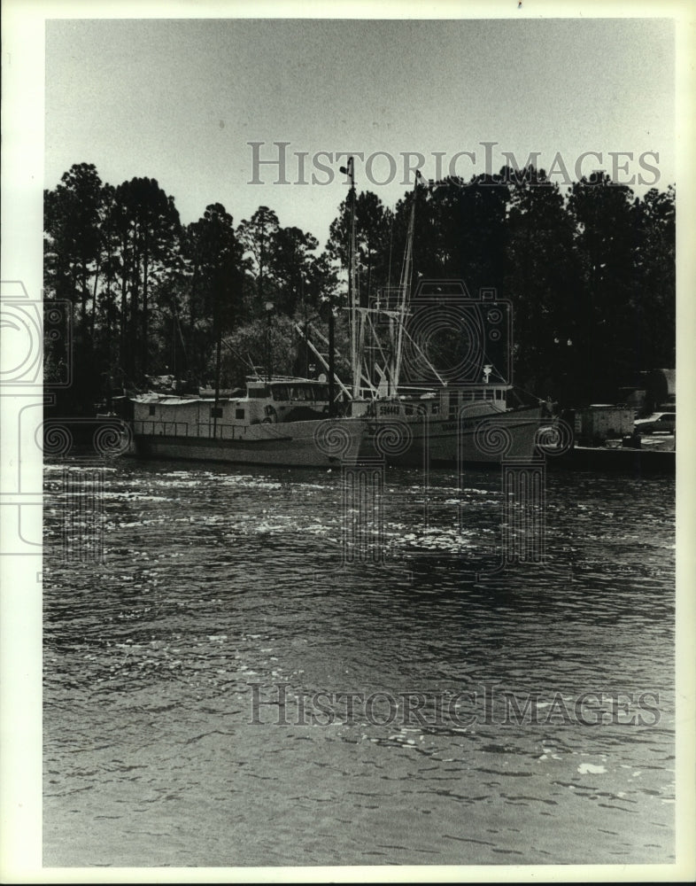 1988 Press Photo A shrimp boat at dock, Alabama- Historic Images