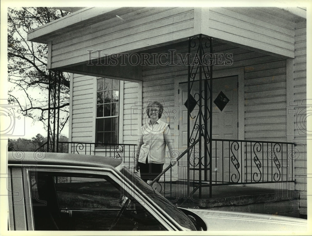 1986 Press Photo Resident of Dixonville, Alabama- Historic Images