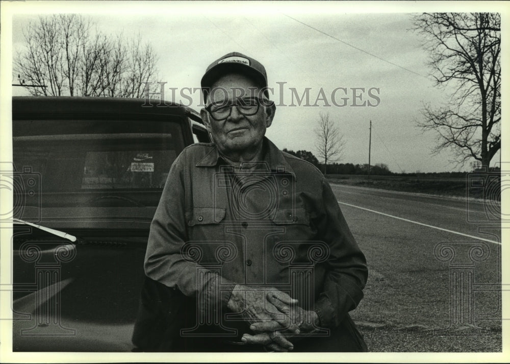 1986 Press Photo Resident of Dixonville, Alabama- Historic Images