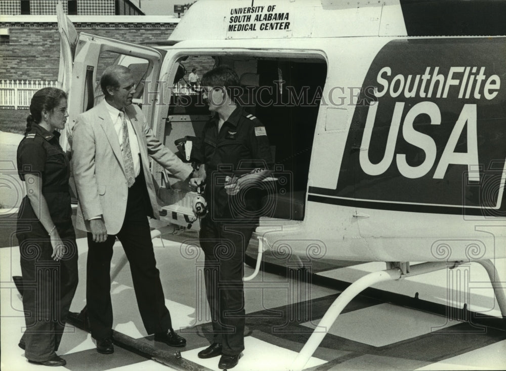 1987 Press Photo Southflite Helicopter workers talk to man in Alabama - Historic Images