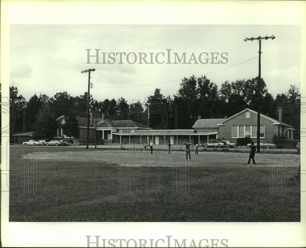 1985 Press Photo Kids play by school in Wagarville, Alabama - Historic Images