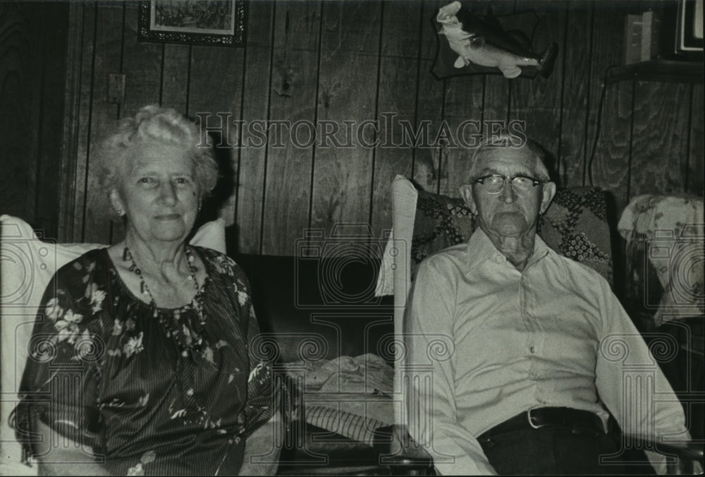 1986 Press Photo Couple in their home in Tallahatta springs, Alabama - Historic Images