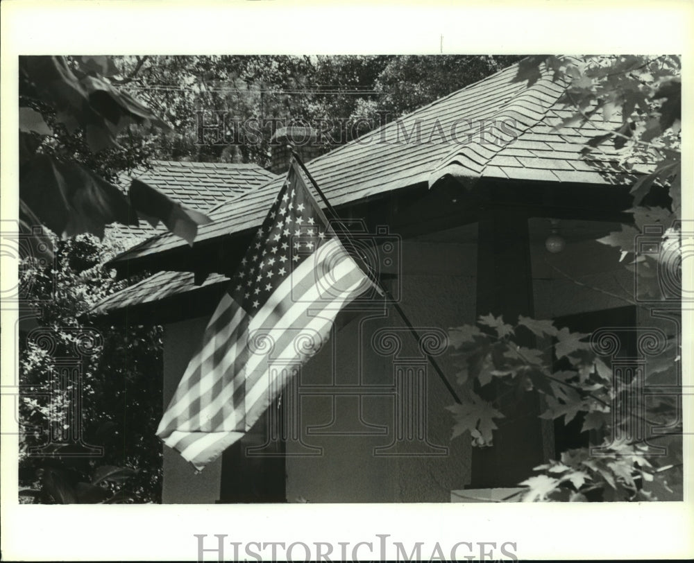 1991 Press Photo American Flag Hanging at Home, Alabama- Historic Images