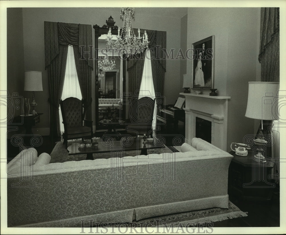 1970 Press Photo The parlor in the Robert S. Bateman home, 1009 Augusta, Mobile- Historic Images