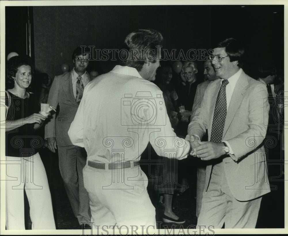 1978 Press Photo Charles Graddick meets crowd in Alabama - Historic Images